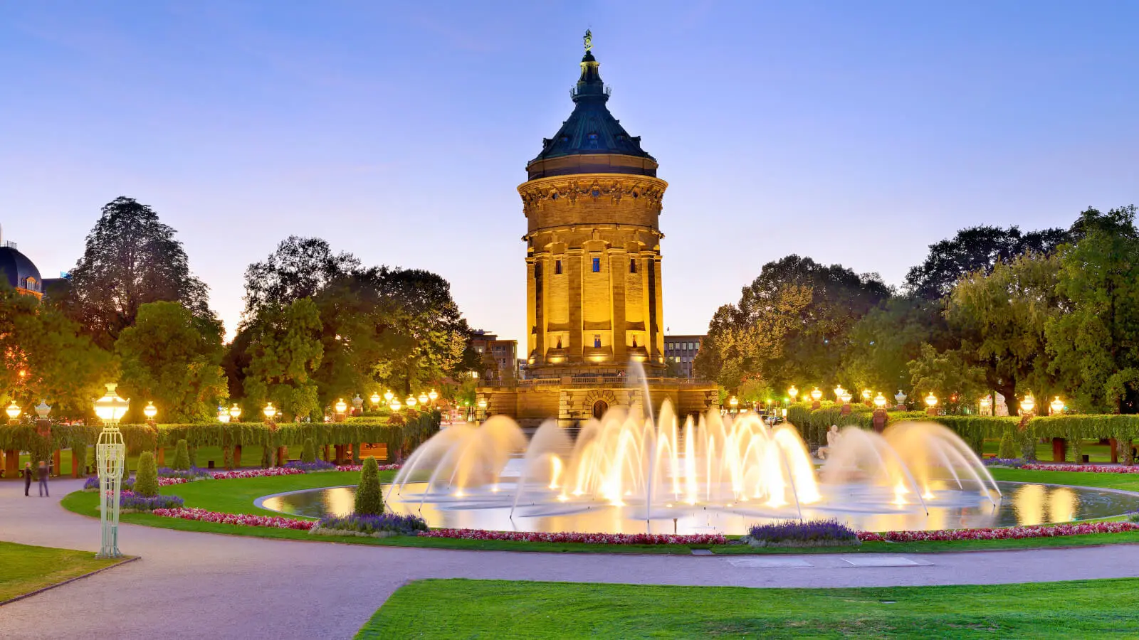 Mannheim Der Friedrichsplatz Wahrzeichen der Stadt mit Wasserturm und Wasserspielen an der Burgenstrasse
