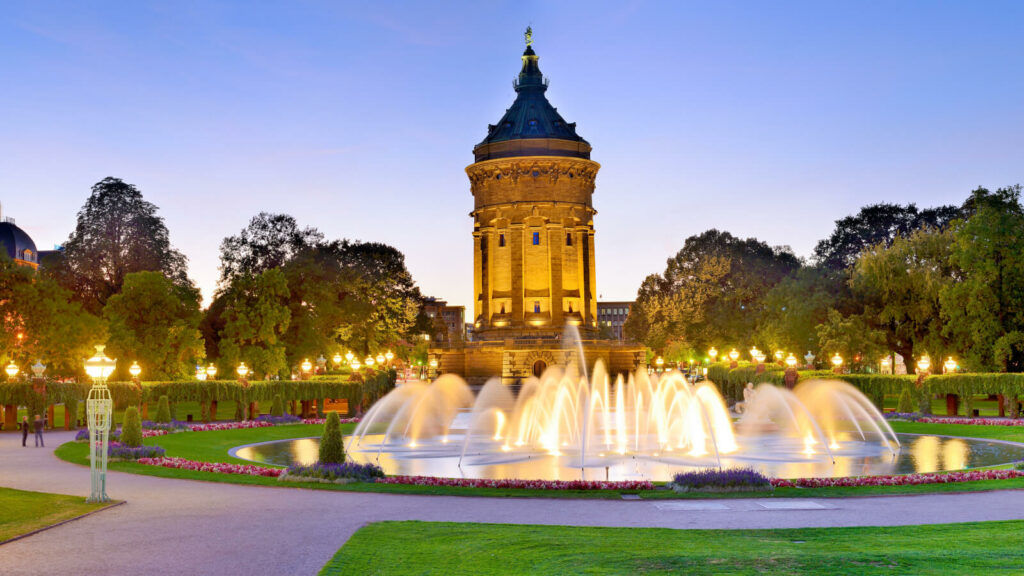 Home 4 Mannheim Der Friedrichsplatz Wahrzeichen der Stadt mit Wasserturm und Wasserspielen an der Burgenstrasse
