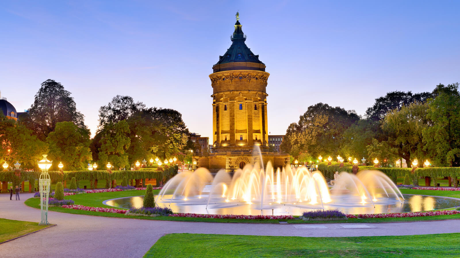 Kontakt 3 Mannheim Der Friedrichsplatz Wahrzeichen der Stadt mit Wasserturm und Wasserspielen an der Burgenstrasse